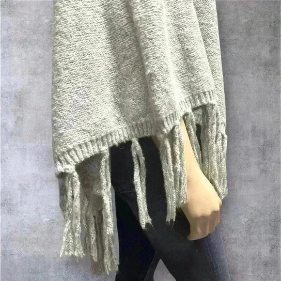 NWOT Banana Republic Women’s Cotton Blend Poncho sweater with fringe M/L Petite - Picture 4 of 7